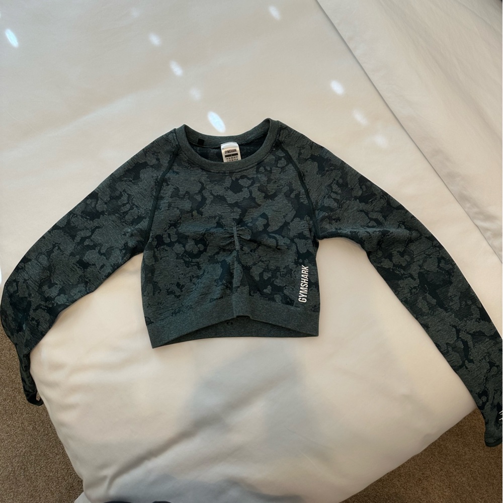 Longsleeve Gym Shark Top -Small